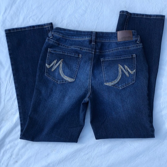 3/$15 Maurice’s dark indigo jean 9/10 short - Picture 4 of 8
